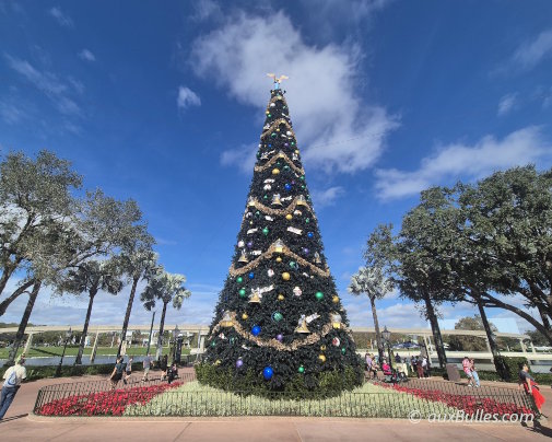 Le majestueux sapin de Noël se dresse au milieu du parc EPCOT de Disney à Orlando