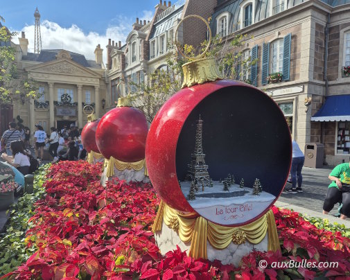 Le pavillon français du parc EPCOT de Disney se pare de boules de Noël géantes avec à l'intérieur une mise en scène d'un quartier de Paris