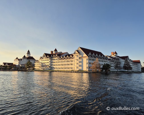 Une vue extérieure du Disney's Grand Floridian depuis le lac