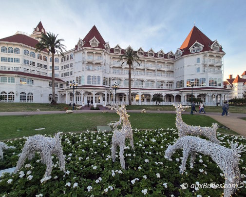 Les décorations de Noël illuminées à l'extérieur du Disney's Grand Floridian Resort