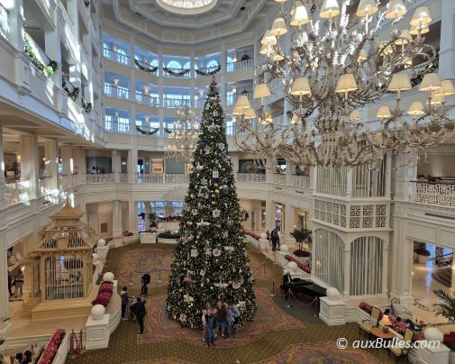 Le sapin de Noël monumental dans le hall central du Disney's Grand Floridian Resort