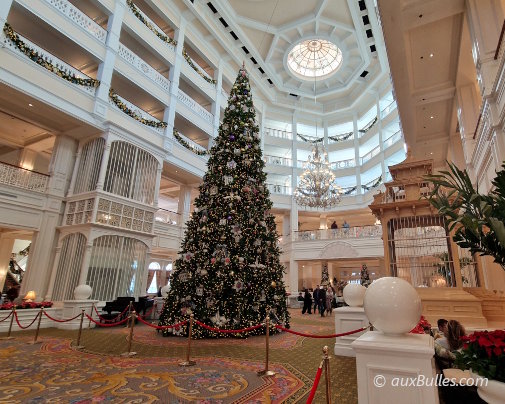 Au pied du sapin de Noël monumental dans le hall central du Disney's Grand Floridian Resort