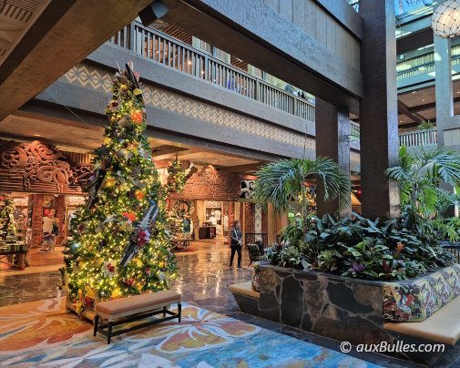 Le sapin de Noël dans le hall central du Disney's Polynesian Village Resort