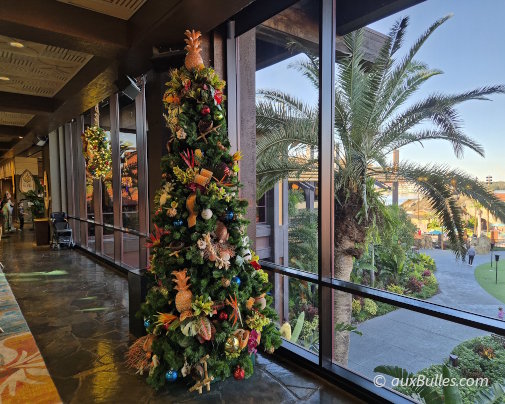 Le sapin de Noël dans le hall central du Disney's Polynesian Village Resort