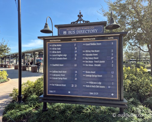 La gare routière des bus Disney avec la liste des destinations
