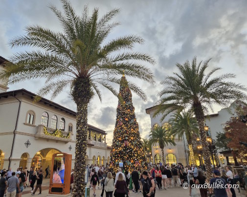 Profitez de l'ambiance féérique à Disney Springs avec son sapin de Noël illuminé