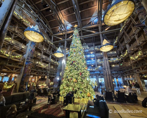 Le sapin de Noël trône majestueusement dans le hall cathédrale en bois du Disney's Wilderness Lodge