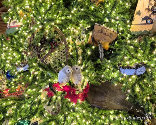 Décoré dans un style montagnard, le sapin de Noël nous transporte au cœur d'une féerie hivernale