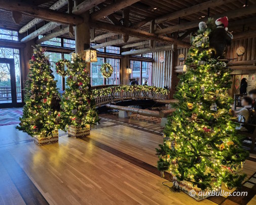 De plus petits sapins de Noël viennent ponctuer tout le hall du Disney's Wilderness Lodge