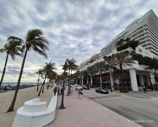 Le boulevard qui borde les plages de Fort Lauderdale avec ses boutiques et ses hôtels comme le Ritz-Carlton Le boulevard qui borde les plages de Fort Lauderdale avec ses boutiques et ses hôtels comme le Ritz-Carlton