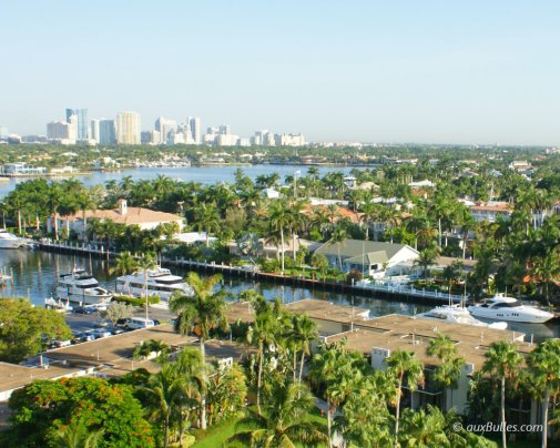 La ville de Fort Lauderdale est sillonnée de canaux bordés par de luxueuses villas avec leurs yachts amarrés La ville de Fort Lauderdale est sillonnée de canaux bordés par de luxueuses villas avec leurs yachts amarrés