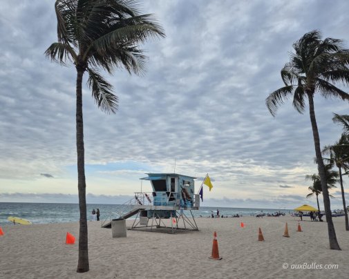 Les plages de Fort Lauderdale et notamment la plage de Las Olas avec son sable blanc, ses palmiers et ses cabanes colorées de sauveteurs Les plages de Fort Lauderdale et notamment la plage de Las Olas avec son sable blanc, ses palmiers et ses cabanes colorées de sauveteurs