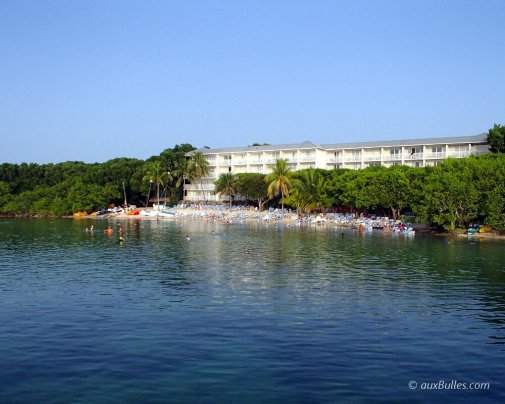 Vue sur l'hôtel Bakers Cay Resort avec sa plage de sable blanc