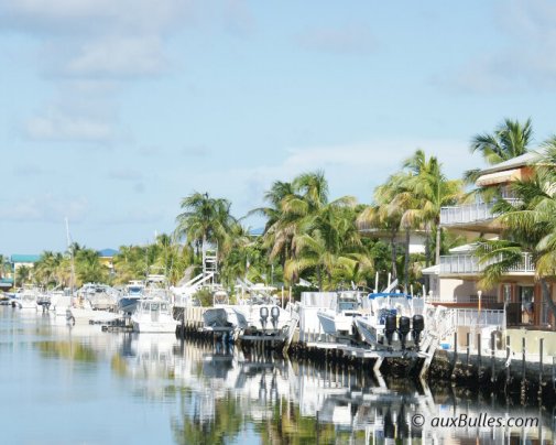 Les villas à Key Largo bordent les canaux et disposent ainsi d'un accès direct à la mer en bateau Les villas à Key Largo bordent les canaux et disposent ainsi d'un accès direct à la mer en bateau
