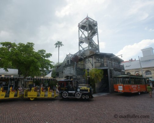 For a tour of Key West, let yourself be guided by the conch trains through the city !