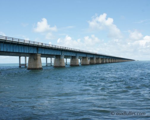 La seconde section de l'ancien Seven Mile Bridge comporte des arches en béton uniquement pour le Pacet Channel Viaduct La seconde section de l'ancien Seven Mile Bridge comporte des arches en béton uniquement pour le Pacet Channel Viaduct