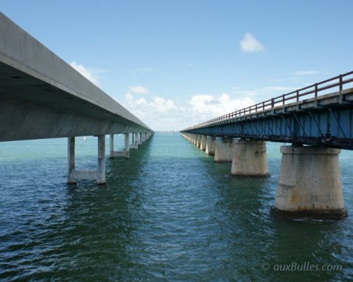 L'ancien et le nouveau pont Seven Mile Bridge se côtoient en souvenir du passé ! L'ancien et le nouveau pont Seven Mile Bridge se côtoient en souvenir du passé !