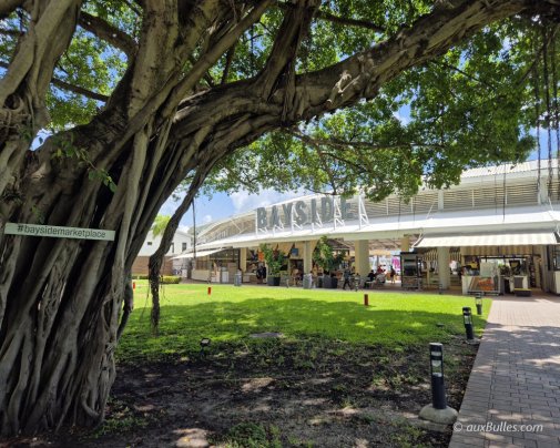 Bayside Marketplace est un centre commercial à ciel ouvert, situé sur le bord de la baie de Biscayne à Miami