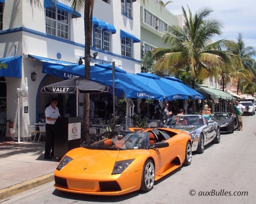 Une enfilade de voitures de sport sur Ocean Drive avec une Lamborghini Gallardo, une Mercedes SLS AMG et une Lamborghini Aventador ! Une enfilade de voitures de sport sur Ocean Drive avec une Lamborghini Gallardo, une Mercedes SLS AMG et une Lamborghini Aventador !