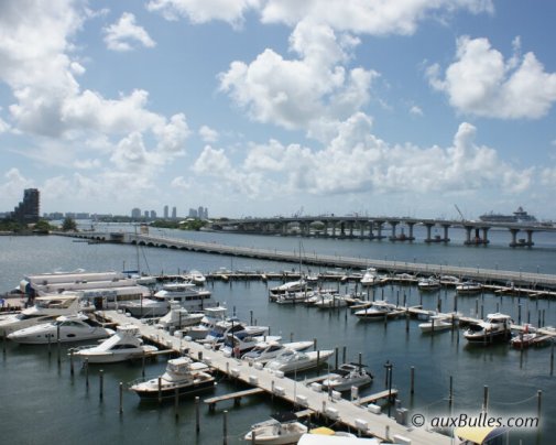 Le Venetian Causeway et le Mac Arthur Causeway traversent la baie de Biskayne et relient Miami à Miami Beach Le Venetian Causeway et le Mac Arthur Causeway traversent la baie de Biskayne et relient Miami à Miami Beach