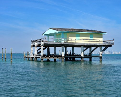 Bay Chateau est l'une des sept dernières maisons sur pilotis subsistantes à Stiltsville dans la baie de Biscayne
