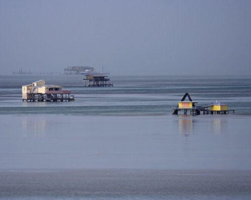 Depuis le phare de Cape Florida, Stiltsville, un chapelet de maisons en bois sur pilotis, semble flotter au milieu de la mer