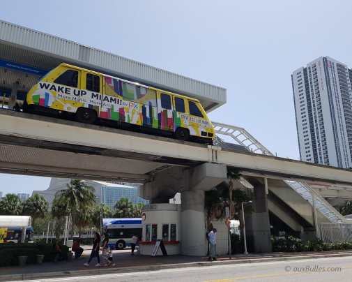 Le Metromover, un train automatique gratuit, dessert Downtown Miami