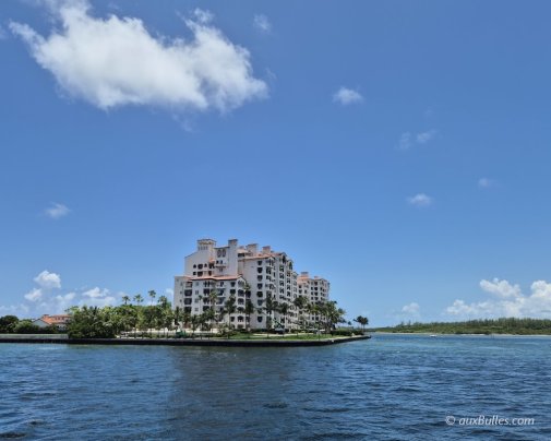 La pointe sud de l'île de Fisher offre une vue directe sur le banc de sable de Fisherman's Channel, un site naturel emblématique La pointe sud de l'île de Fisher offre une vue directe sur le banc de sable de Fisherman's Channel, un site naturel emblématique