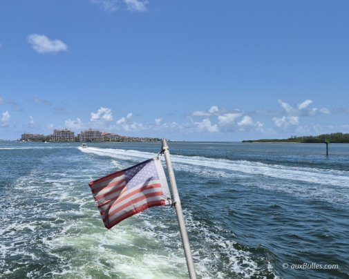 L'île de Fisher au loin avec le banc de sable de Fisherman's Channel à l'entrée de la baie de Biscayne L'île de Fisher au loin avec le banc de sable de Fisherman's Channel à l'entrée de la baie de Biscayne