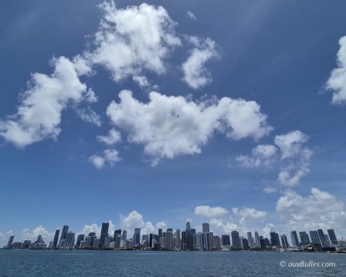 Une vue panoramique sur la skyline de Miami depuis la baie de Biscayne