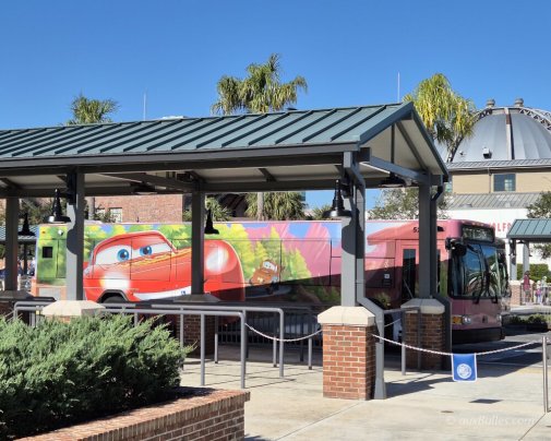 Un bus au couleur du film Cars au terminal des bus de Disney à Disney Springs