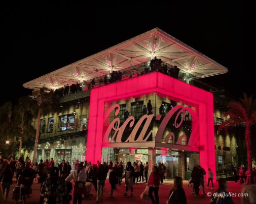 Le Coca-Cola Store de nuit à Disney Springs