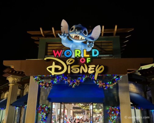 Une des entrées du magasin World of Disney à Disney Springs