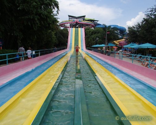 Enjoy a relaxing day at Aquatica water park in Orlando with its numerous slides and sandy beach !