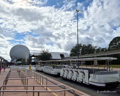 Le petit train vous emmène à l'entrée du parc Disney d'EPCOT