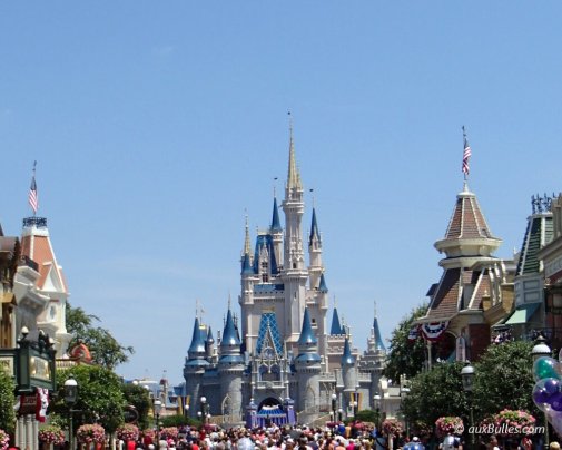 Magic Kingdom, le parc à thème mondialement connu de Disney avec Main Street et le château de Cendrillon en arrière-plan !