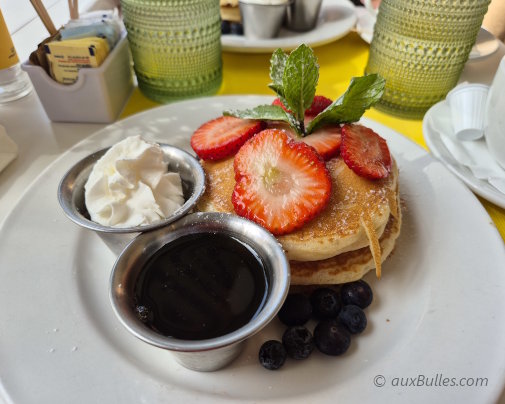 Savourez en terrasse des pancakes accompagnés de chantilly, de sirop d'érable et d'un jus d'orange ou d'un café