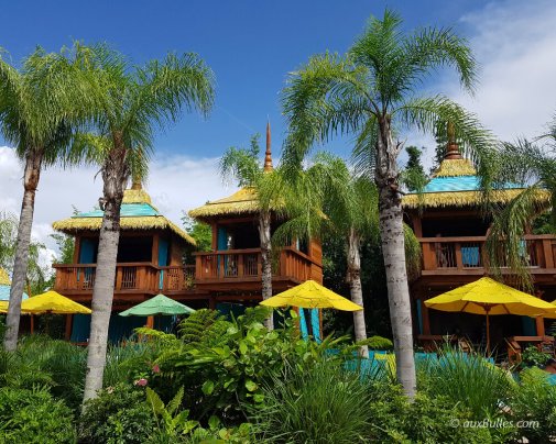 Cabanas nestled in lush vegetation for a cozy ambiance !