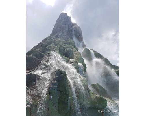 The impressive volcano at Volcano Bay water park !