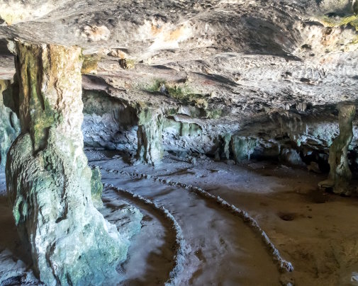 La grotte de Fontein, célèbre pour ses pétroglyphes et ses peintures rupestres amérindiennes, dans le parc national d'Arikok à Aruba La grotte de Fontein, célèbre pour ses pétroglyphes et ses peintures rupestres amérindiennes, dans le parc national d'Arikok à Aruba