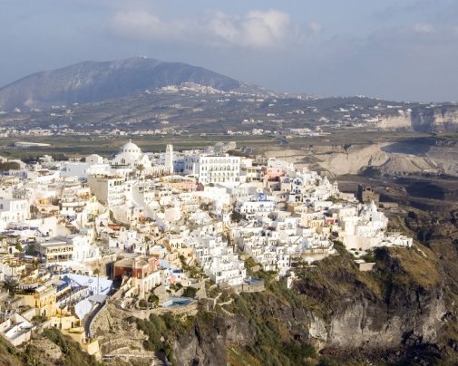 Au sommet des falaises abruptes, les villages de l'île de Santorin perchés sont éclatants de blancheur