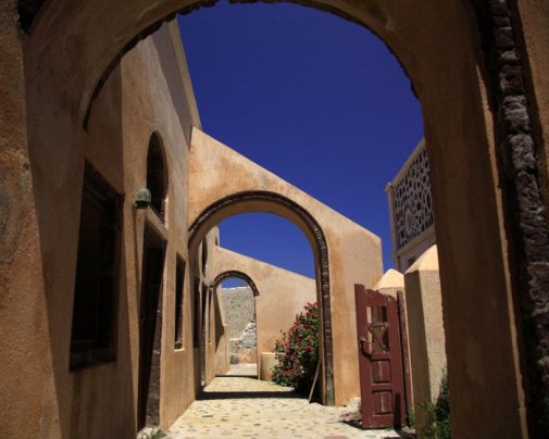 Profitez des promenades dans les ruelles ponctuées d'arcades des villages de Santorin