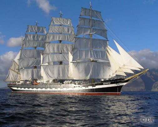 Navire-école de la marine russe, le Kruzenstern est un quatre-mâts barque qui mesure 115 mètres de longueur