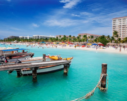 Vue sur la plage de la ville de Palm Beach sur la côte nord-est d'Aruba Vue sur la plage de la ville de Palm Beach sur la côte nord-est d'Aruba