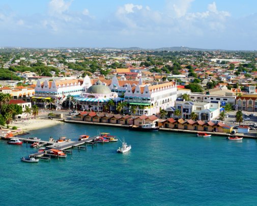Vue aérienne du centre-ville d'Oranjestad, à Aruba, avec l'architecture coloniale néerlandaise emblématique du Royal Plaza Vue aérienne du centre-ville d'Oranjestad, à Aruba, avec l'architecture coloniale néerlandaise emblématique du Royal Plaza