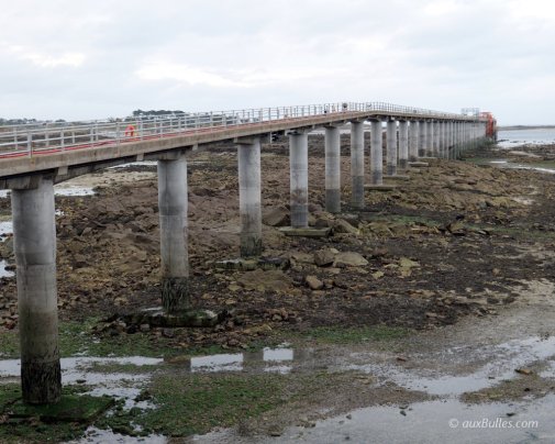 L'estacade permet l'accostage à marée basse des bateaux de transport de passagers entre la ville de Roscof et l'île de Batz