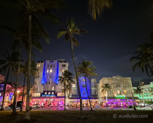 Ocean Drive à Miami Beach, avec ses hôtels Art Déco illuminés la nuit, emblématiques du quartier historique de South Beach Ocean Drive à Miami Beach, avec ses hôtels Art Déco illuminés la nuit, emblématiques du quartier historique de South Beach