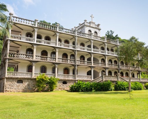 La Domus, une imposante résidence au style colonial du clergé catholique romain entièrement en granit