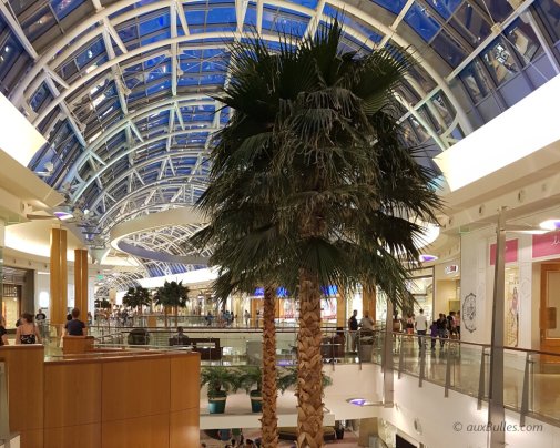 The interior of the Florida Mall with its skylight, shops and palm trees The interior of the Florida Mall with its skylight, shops and palm trees