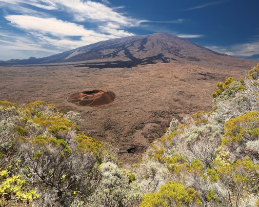 Vue sur la caldeira du piton de la Fournaise et le cratère Formica Leo, sur l'île de La Réunion